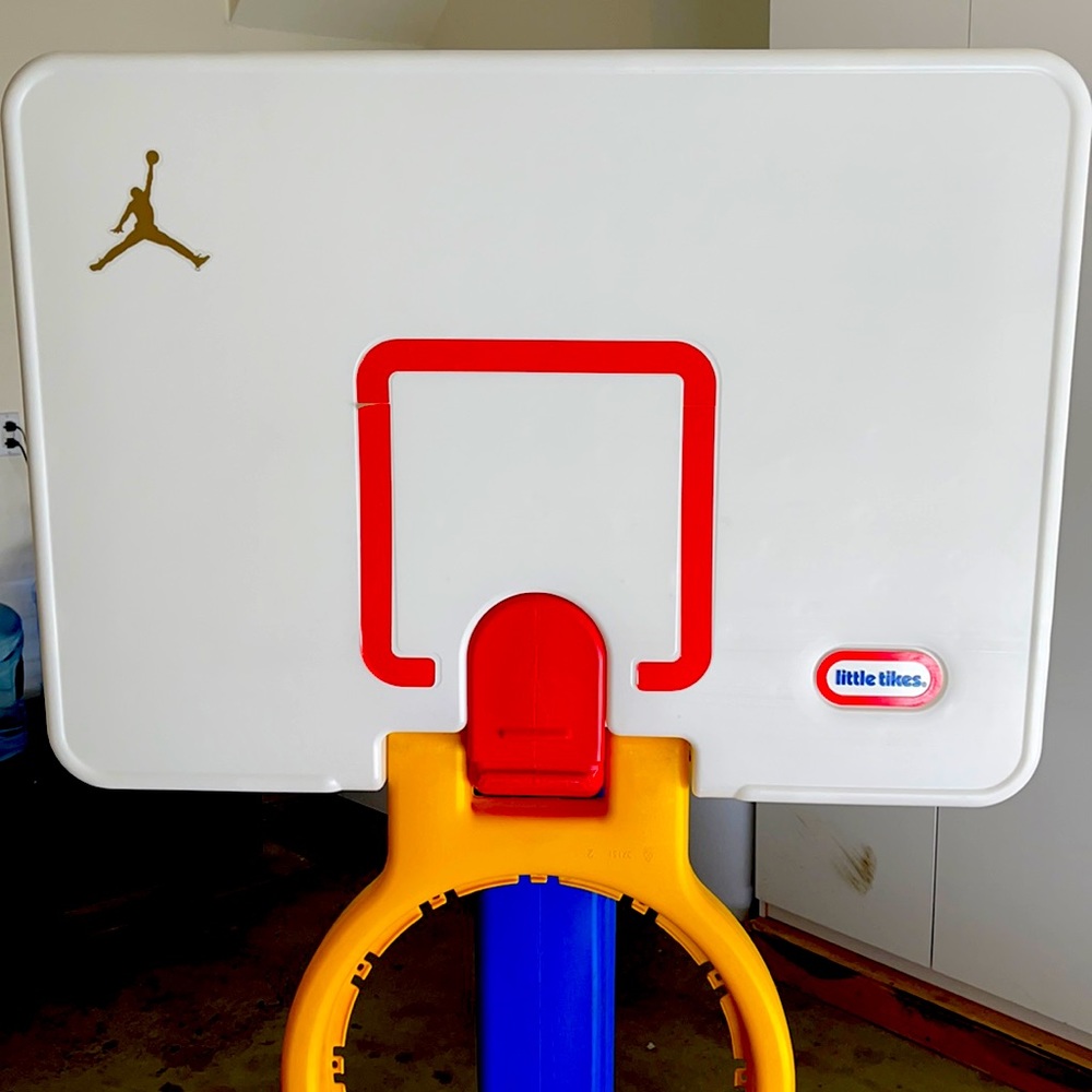 Little tiles basketball court ball included